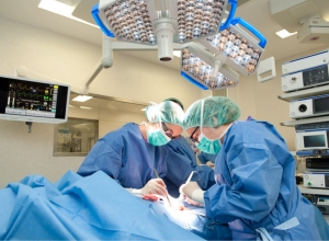 Una operació en un quiròfan de l'Hospital de Bellvitge