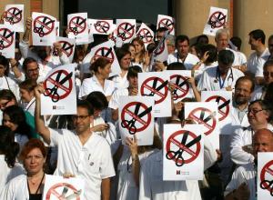 Metges de l’Hospital Vall d’Hebron de Barcelona protesten contra les retallades sanitàries el juny de 2011.