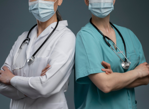 Una doctora i una infermera