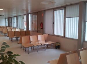 Sala d'espera d'un centre d'atenció primària durant l'estiu