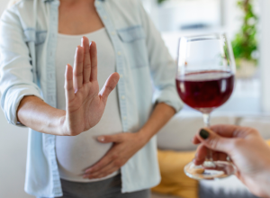 Mujer embarazada rechaza una copa de vino