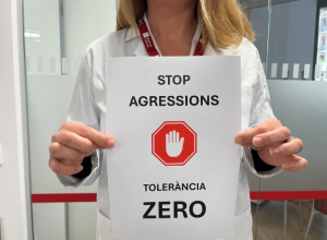 Metgessa amb cartell de Tolerància Zero