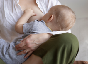 Una metgessa amb permís de lactància i excedència per cura del fill menor