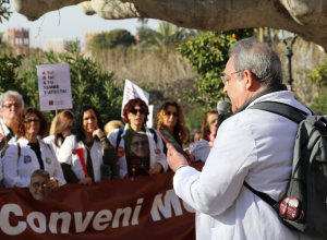 El secretari general de MC, Xavier Lleonart, llegeix el manifest de vaga a la porta del Parlament