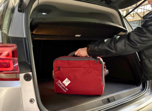 Un metge o metgessa de l'ICS marxa a fer assistència a un altre hospital