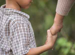 Un professional facultatiu amb el seu fill gaudint del permís parental