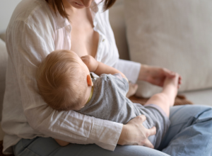 Una metgessa dona el pit al seu fill