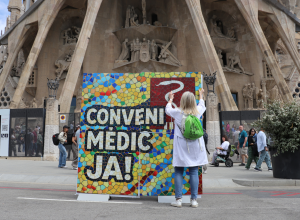 Metgessa col·locant la darrera peça del trencadís davant la Sagrada Família