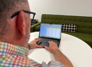 Metge consultant l'e-CAP des de casa