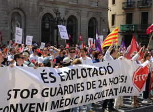 Concentració de facultatius a la Plaça de Sant Jaume