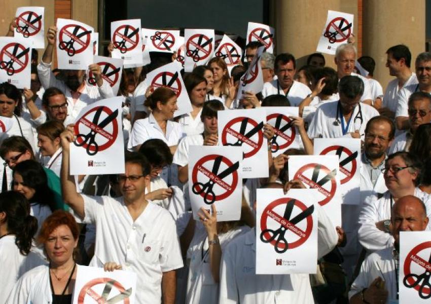 Metges de l’Hospital Vall d’Hebron de Barcelona protesten contra les retallades sanitàries el juny de 2011.