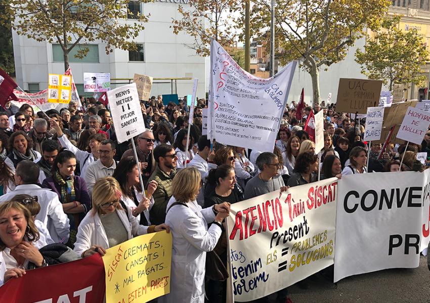 Concentració de facultatius durant la quarta jornada de vaga