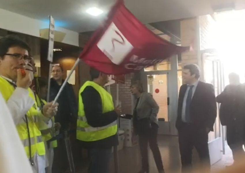 Protesta de facultatius davant el director del CatSalut, Adrià Comella