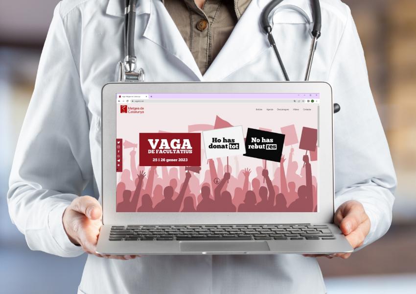 Una metgessa amb un ordinador amb la web de la vaga de MC