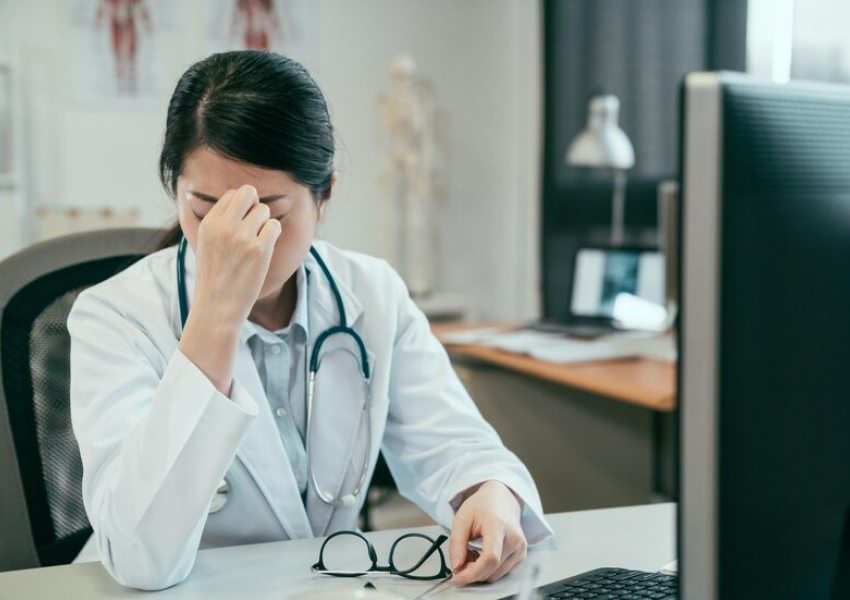 Una doctora que pateix la síndrome de burnout