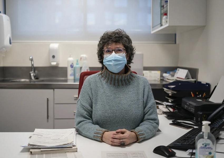 Esther Ros, a la seva consulta del CAP Passeig de Sant Joan / Mireia Comas