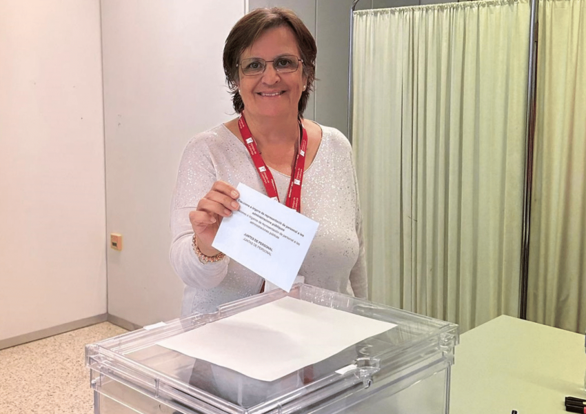 Una delegada de MC votant a les eleccions de l'ICS