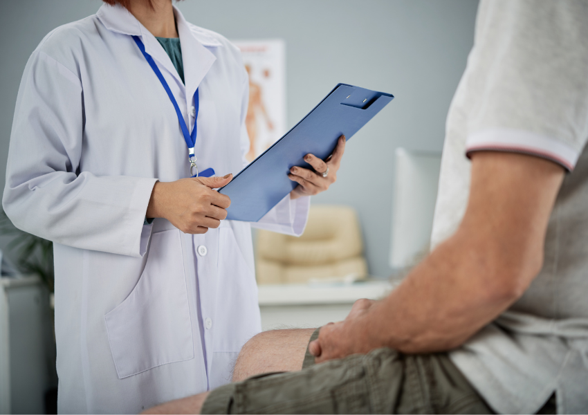 Un paciente crónico junto a su médico