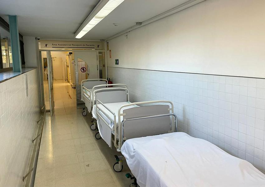 Acumulació de lliteres al passadís del servei d'Urgències de Salut Mental de l'Hospital Santa Maria de Lleida