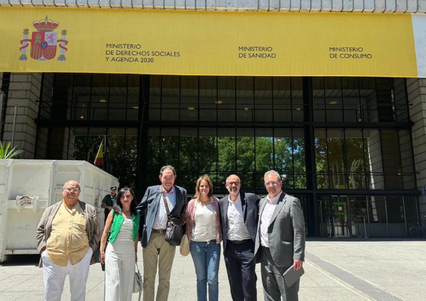 Els representants sindicals de MC, SMA i SME al Ministeri de Sanitari abans de la reunió amb la ministra Mónica García