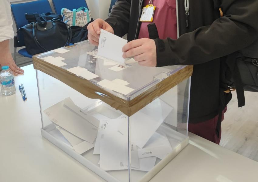 Un metge votant a MC a les eleccions sindicals del seu hospital