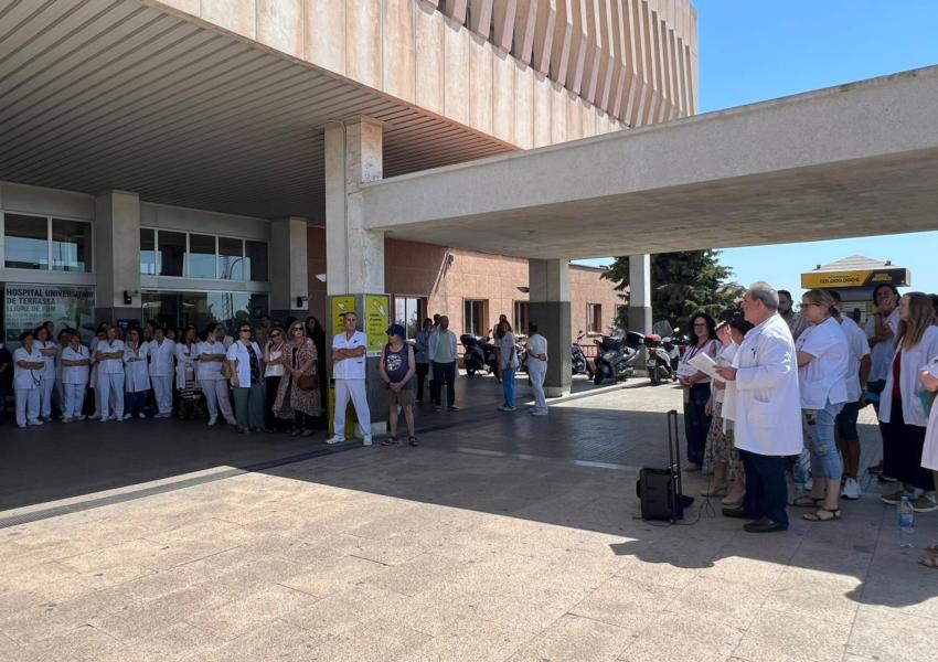 Concentració al CST contra les agressions al personal sanitari