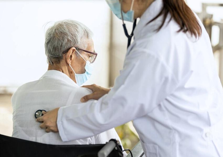 Una metgessa atenent a un pacient d'una residència de gent gran
