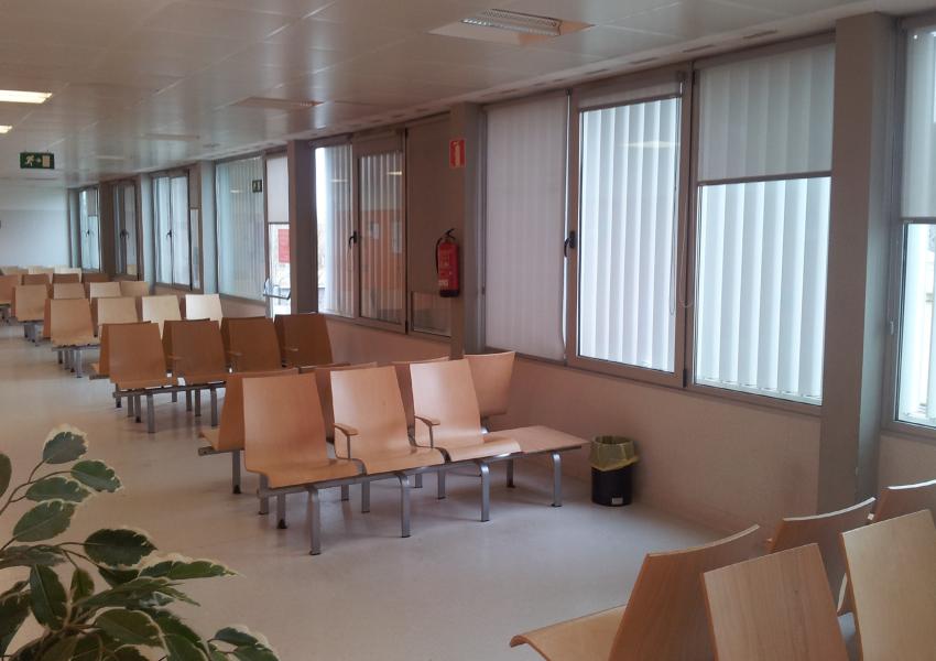 Sala d'espera d'un centre d'atenció primària durant l'estiu