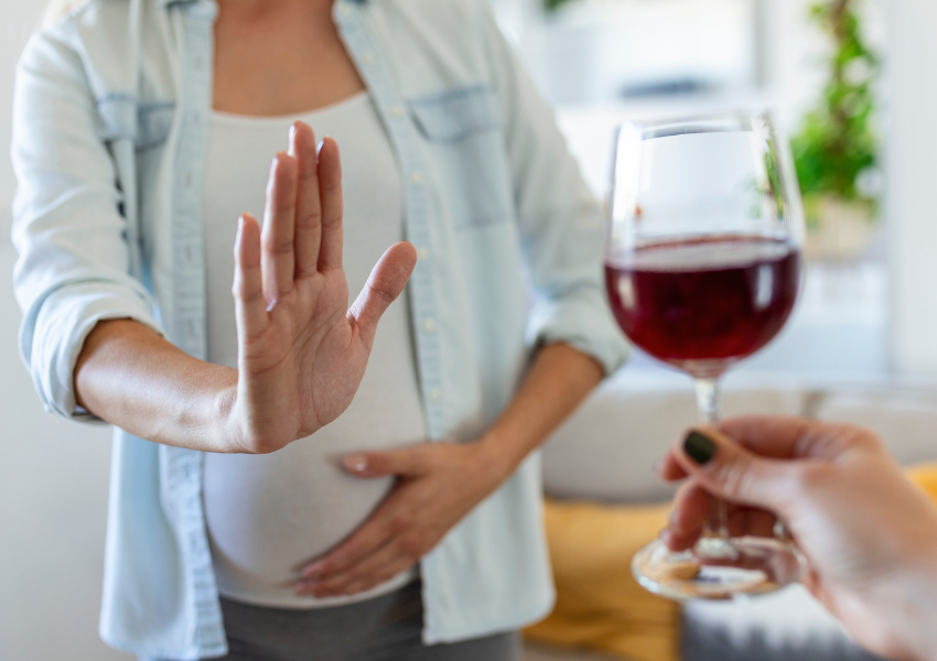 Mujer embarazada rechaza una copa de vino