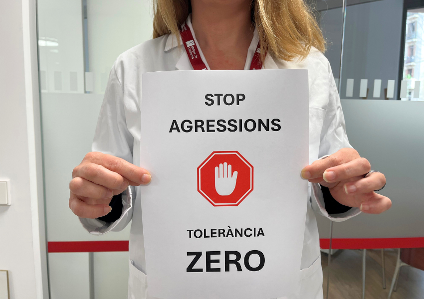 Metgessa amb cartell de Tolerància Zero