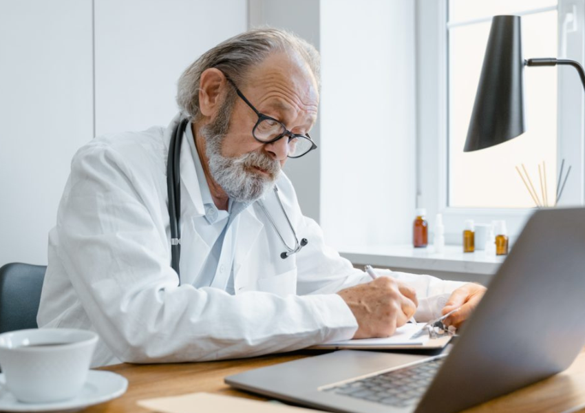 Metge en edat de jubilació a la consulta