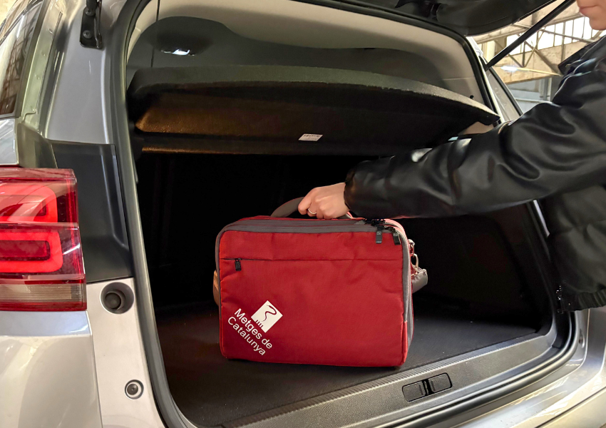 Un metge o metgessa de l'ICS marxa a fer assistència a un altre hospital