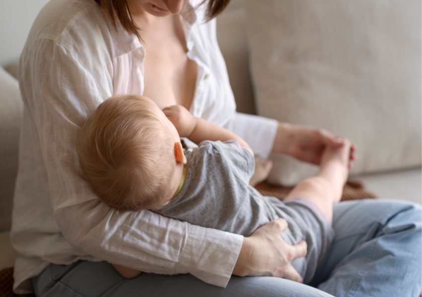 Una metgessa dona el pit al seu fill