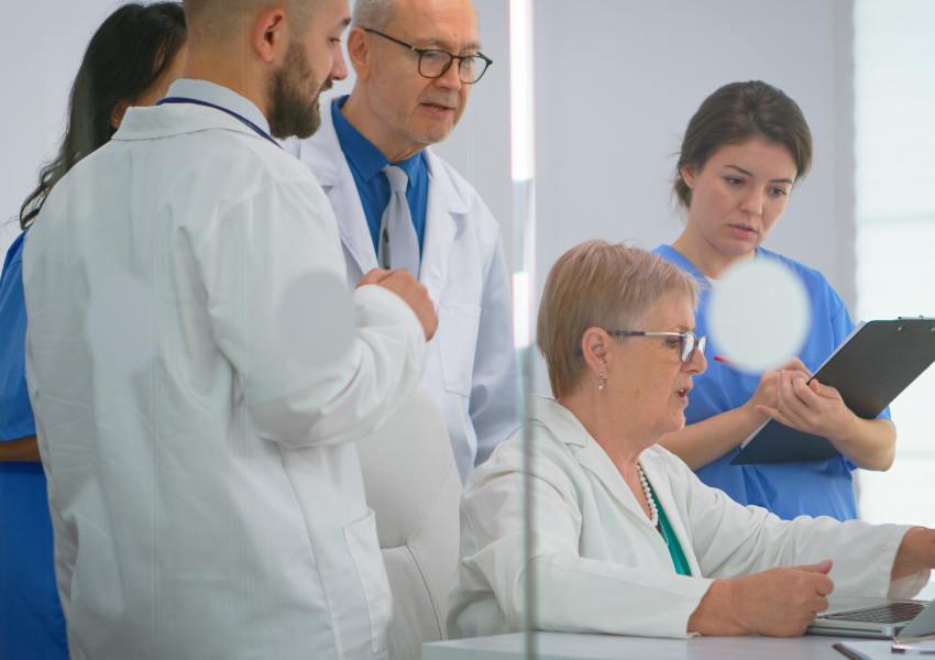 Metges fent tasques docents