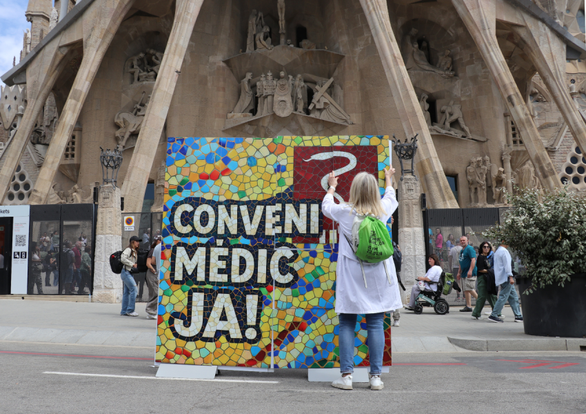 Metgessa col·locant la darrera peça del trencadís davant la Sagrada Família