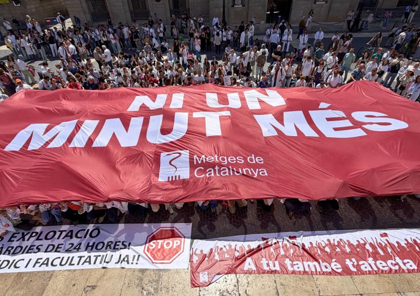 Concentració de facultatius a la Plaça de Sant Jaume