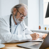 Metge en edat de jubilació a la consulta